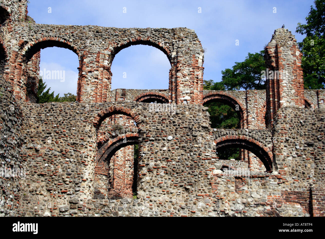 Saint Botolph s Priory, teilweise mit römischen Stein und Ziegel Colchester Essex UK gebaut wurde Stockfoto
