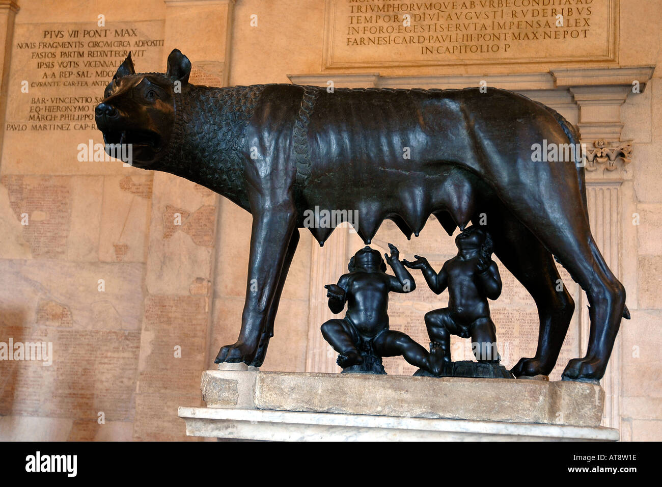 Etruskische Bronzestatue des legendären Wölfin gesäugt Zwillinge Romulus und Remus, Symbol von Rom, in den Kapitolinischen Museen Stockfoto