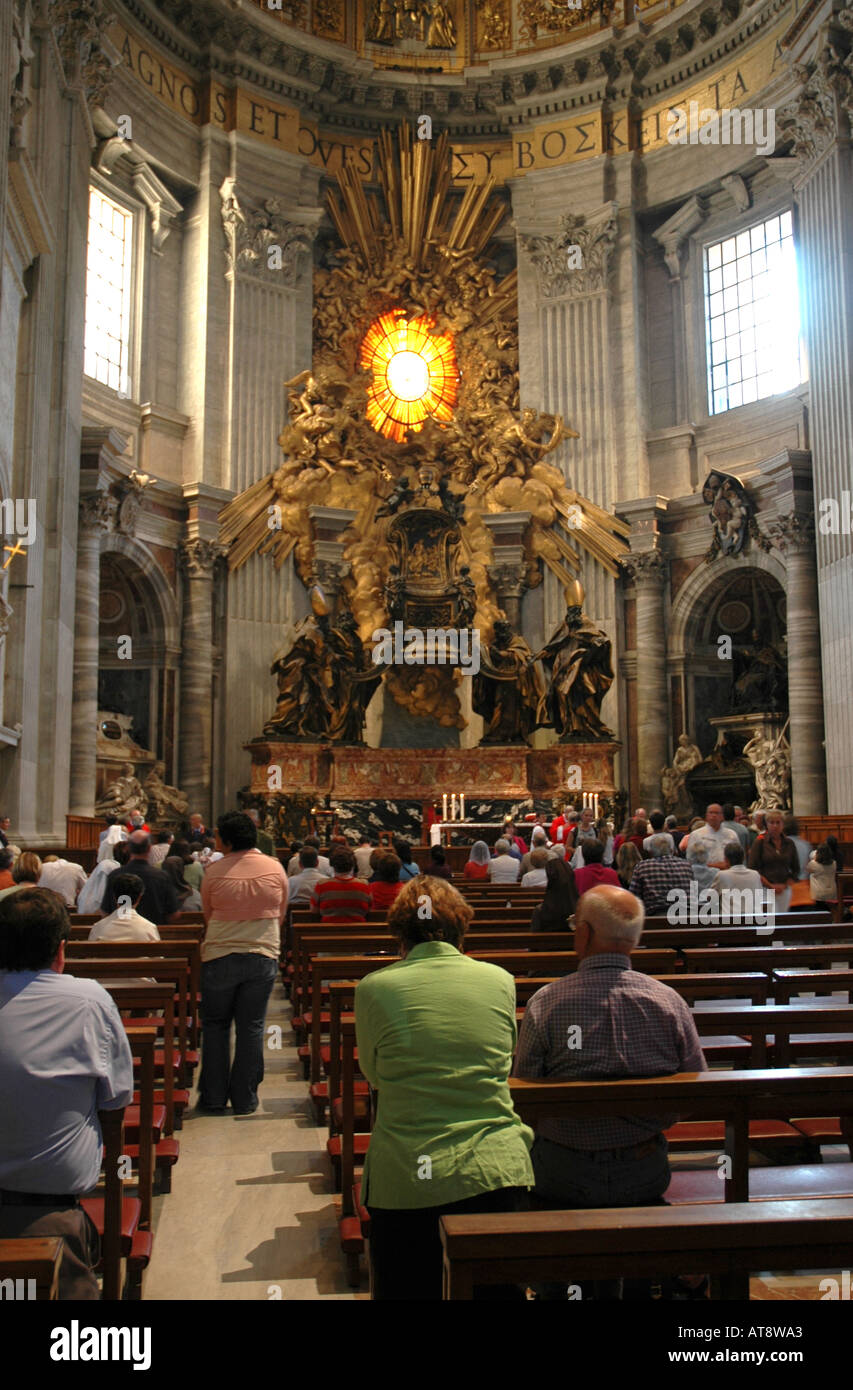 Eine Abendmesse im Gange in der Basilika St. Peter in Rom, die massive St Peter Thron hinter dienen, Priester und der altar Stockfoto