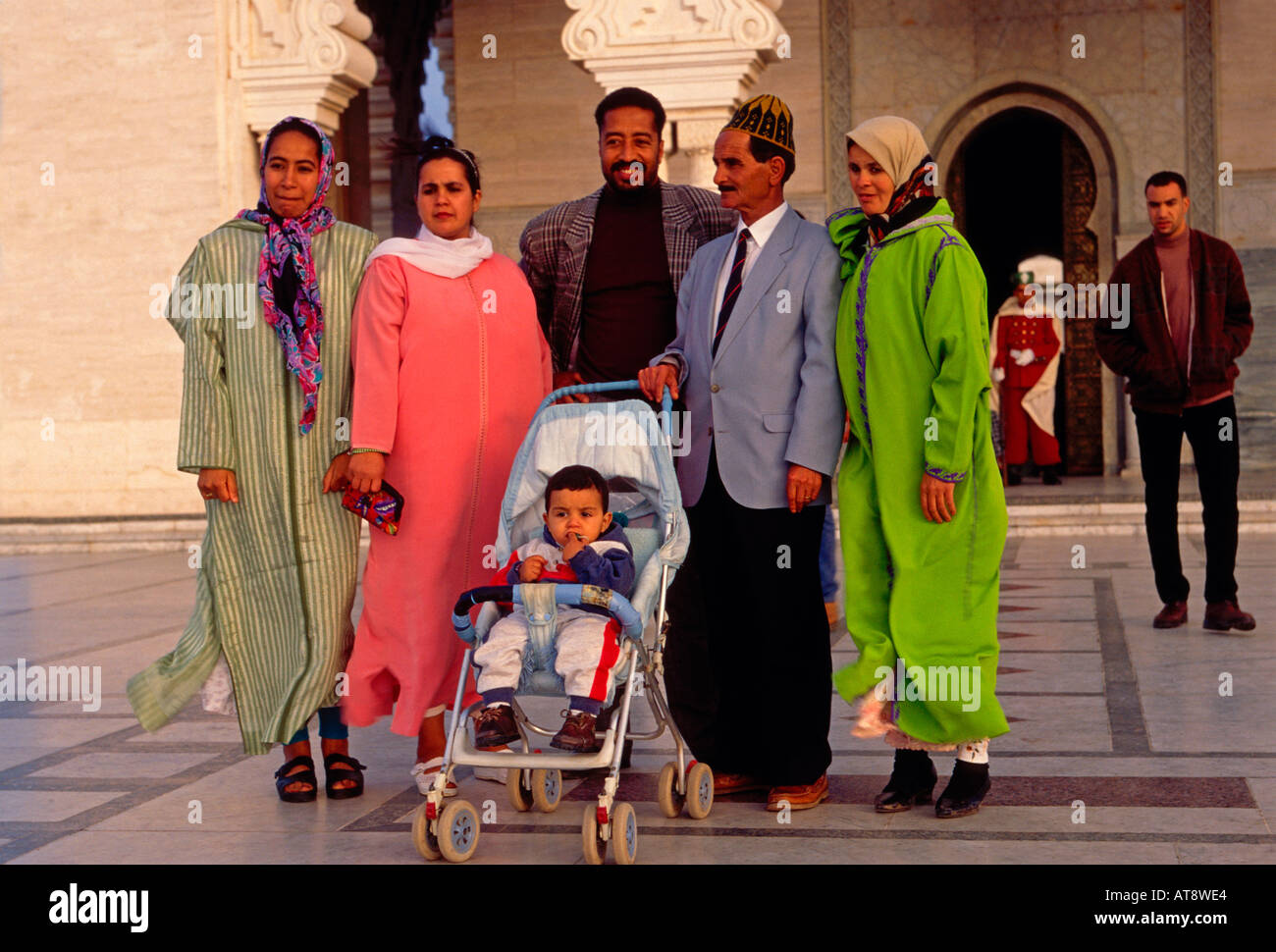 Marokko, marokkanische Volk, marokkanischen Familie, Familie, Touristen, Besucher, Besuch, Mausoleum von Mohammed V, Rabat, Marokko, Afrika Stockfoto