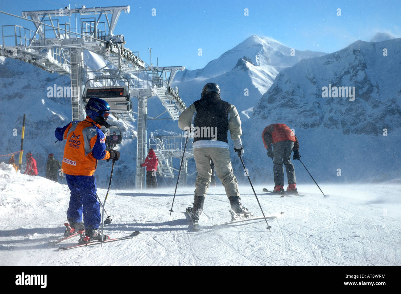 Starker Wind weht Schnee auf Skifahrer am Lavey Sesselbahn Adelboden Skiresort Berner Alpen der Schweiz Stockfoto