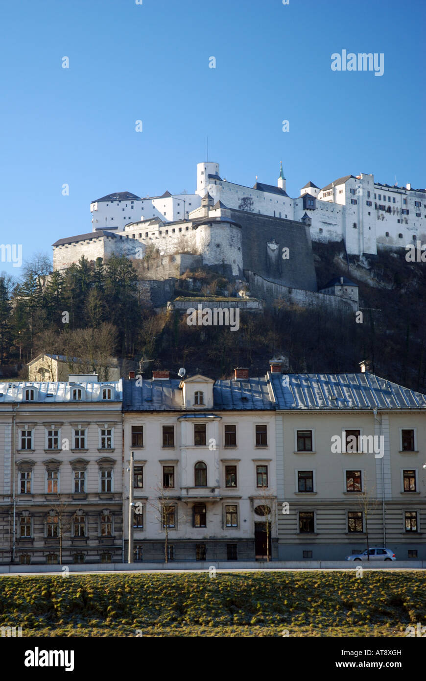 Universität Salzburg mit der mittelalterlichen Festung im Hintergrund Stockfoto