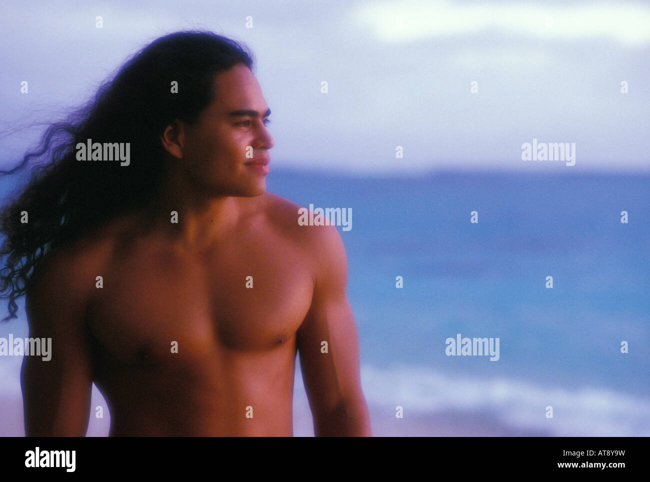 Hawaiian Jüngling bei Sonnenaufgang am Strand, Oahu Stockfoto