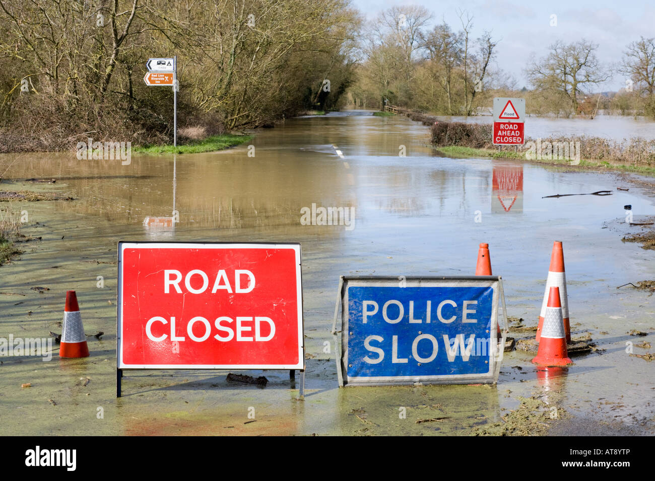 Die B4213 geschlossen wegen Hochwassers im Anflug auf Haw-Brücke in der Nähe von Apperley, Gloucestershire im März 2007 Stockfoto