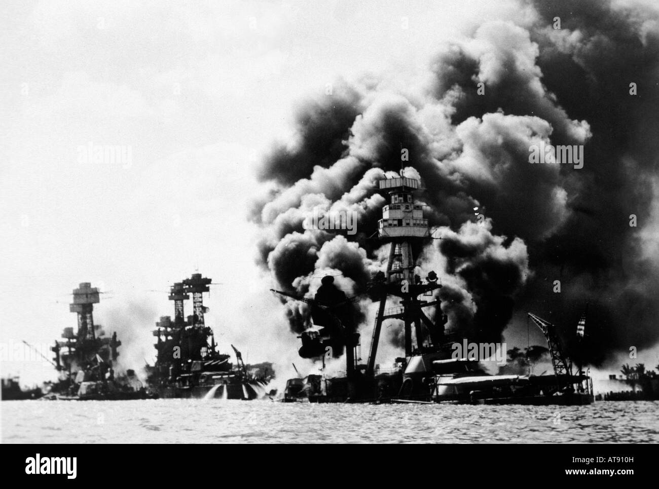 Historische schwarz-weiß Archivfoto der Bombardierung in Pearl Harbor am 7. Dezember 1941 Stockfoto