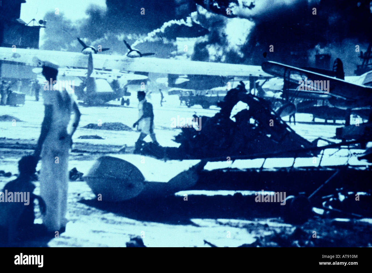 Historische schwarz-weiß Archivfoto der Bombardierung in Pearl Harbor am 7. Dezember 1941 Stockfoto
