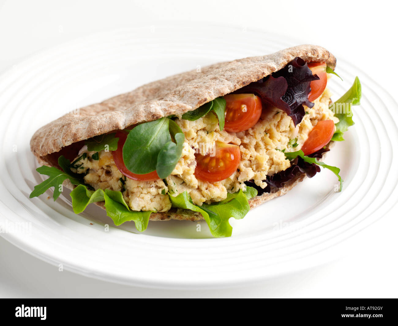 Vegane Hummus und Sellerie in Pita Brot Meze redaktionelle Essen Stockfoto