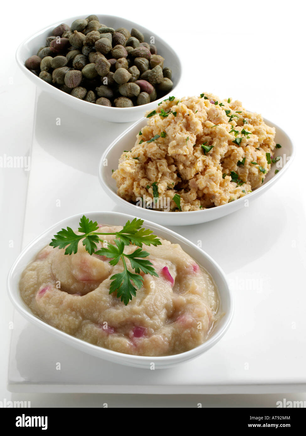 Veganes Meze Hummus Kapern Baba Ganoush Auberginen Dip redaktionelle Essen Stockfoto