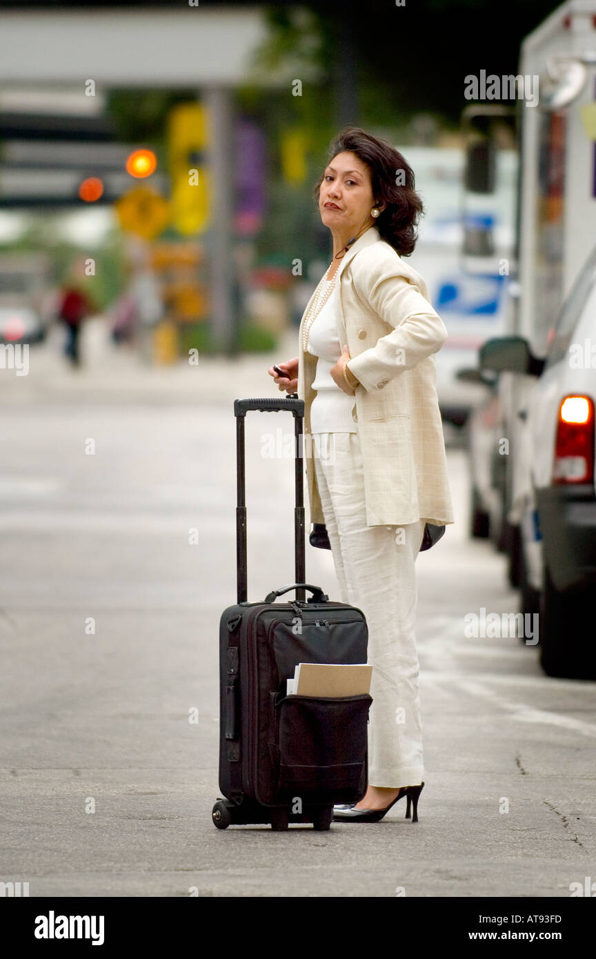 Miami Florida Straßenleben professionelle weiblich mit Gepäck Stockfoto
