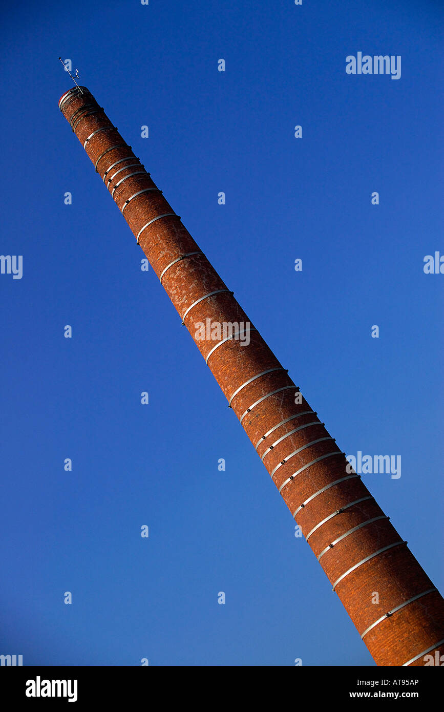 alten Fabrikschornsteinen gemacht aus rotem Ziegelstein in dekoratives Element des Etxeberria Parks umgewandelt Stockfoto