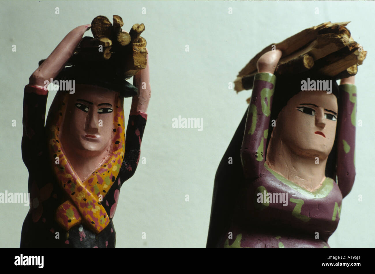 Zwei Hand geschnitzte bemalte Figuren tragen Holz, folkloristische naive Kunst, Venezuela Stockfoto