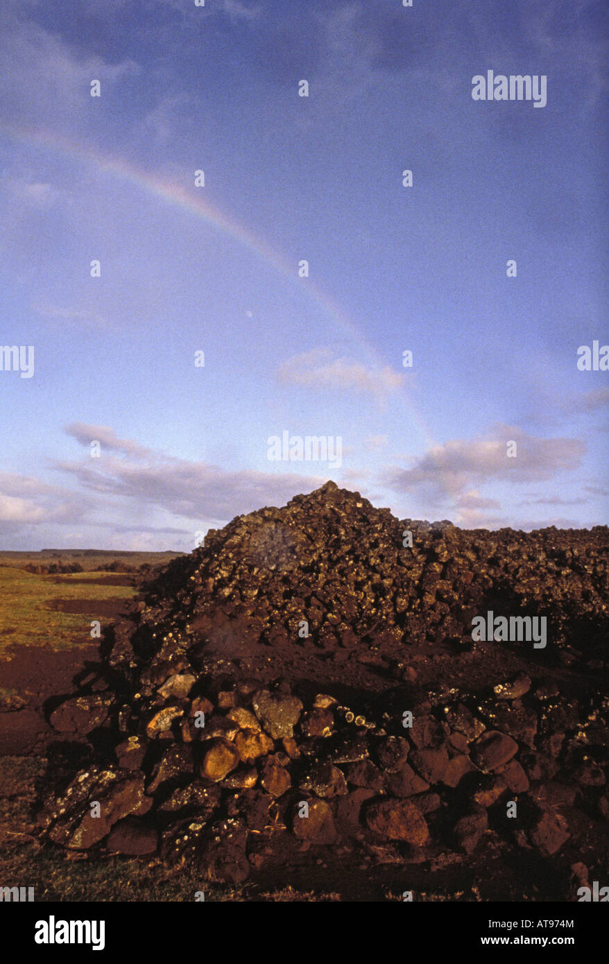 Regenbogen über Mookini Heiau auf der big island Stockfoto