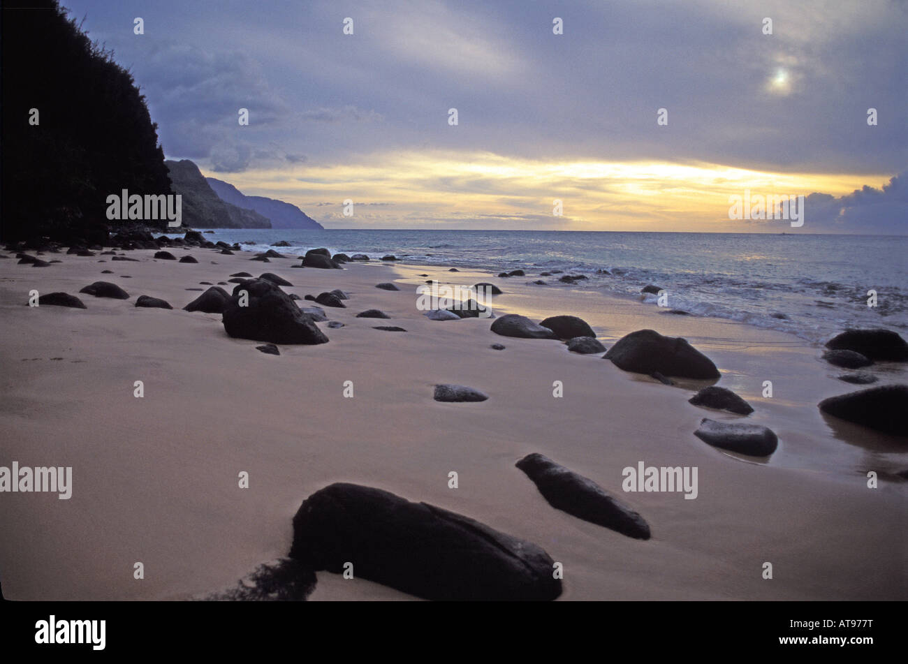 Die unberührte Natur der Na Pali Küste bei Sonnenuntergang auf der Insel Kauai. Stockfoto