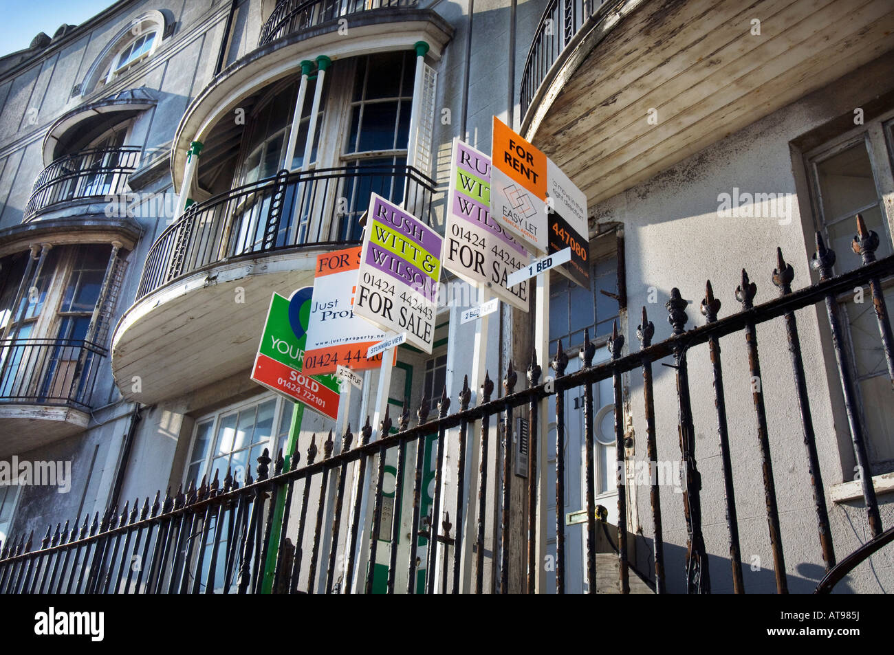 Immobilienmakler für Verkauf zu vermieten und verkauft Zeichen Outsde Häuser Victorian in Pelham Halbmond an der Strandpromenade von Hastings Sussex Stockfoto