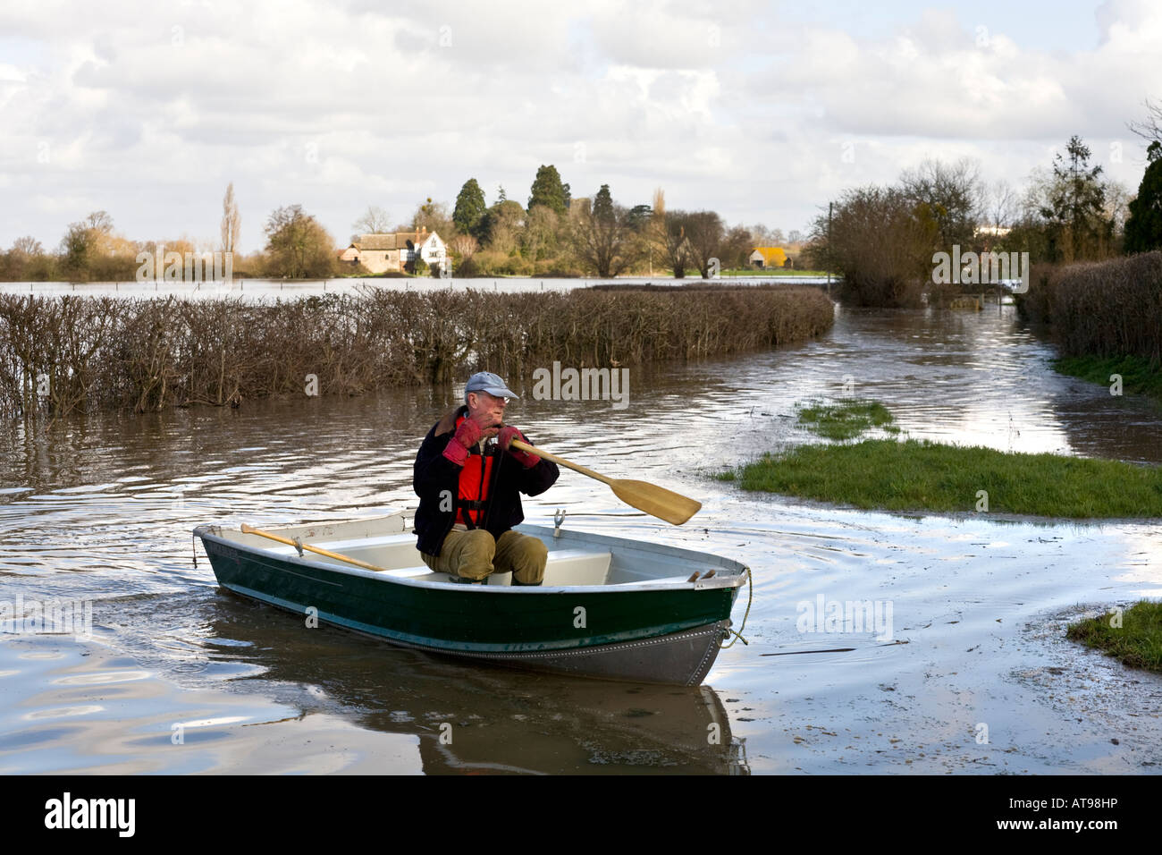Ein Einheimischer, der im März 2007 in einer überfluteten Gasse in der Nähe des Flusses Severn in Deerhurst, Gloucestershire, Großbritannien, mit dem Boot unterwegs war Stockfoto