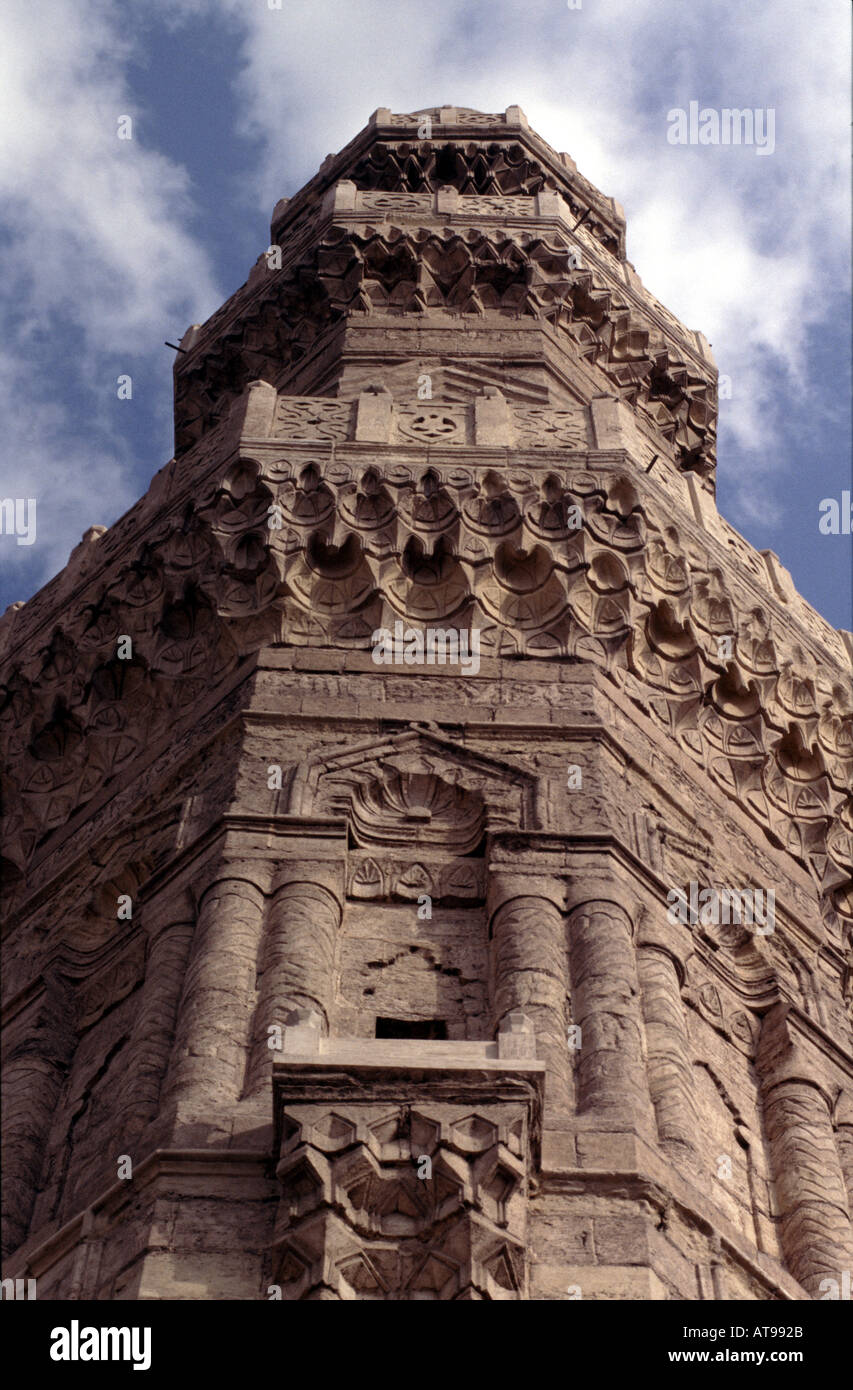 Detail des komplexen Fassade eines Minaretts mit Blick auf Bab Al Futuh in Kairo, Ägypten Stockfoto