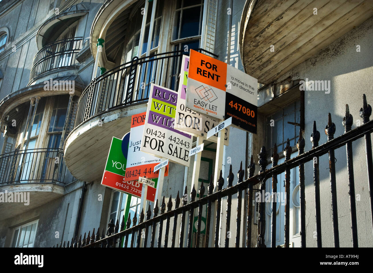 Immobilienmakler für Verkauf zu vermieten und verkauft Zeichen Outsde Häuser Victorian in Pelham Halbmond an der Strandpromenade von Hastings Sussex Stockfoto