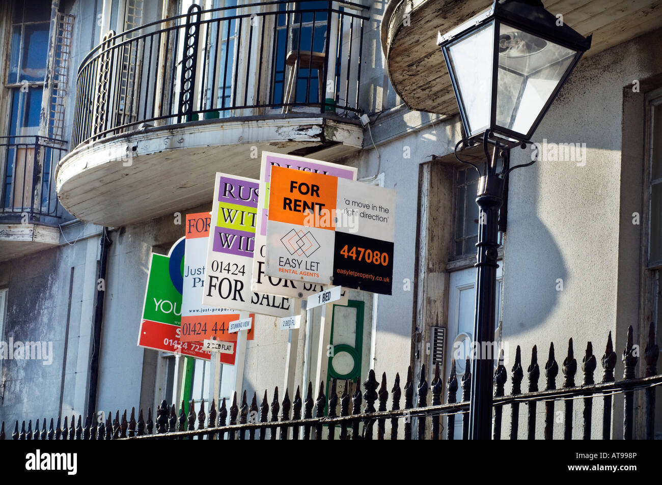 Immobilienmakler für Verkauf zu vermieten und verkauft Zeichen Outsde Häuser Victorian in Pelham Halbmond an der Strandpromenade von Hastings Sussex Stockfoto