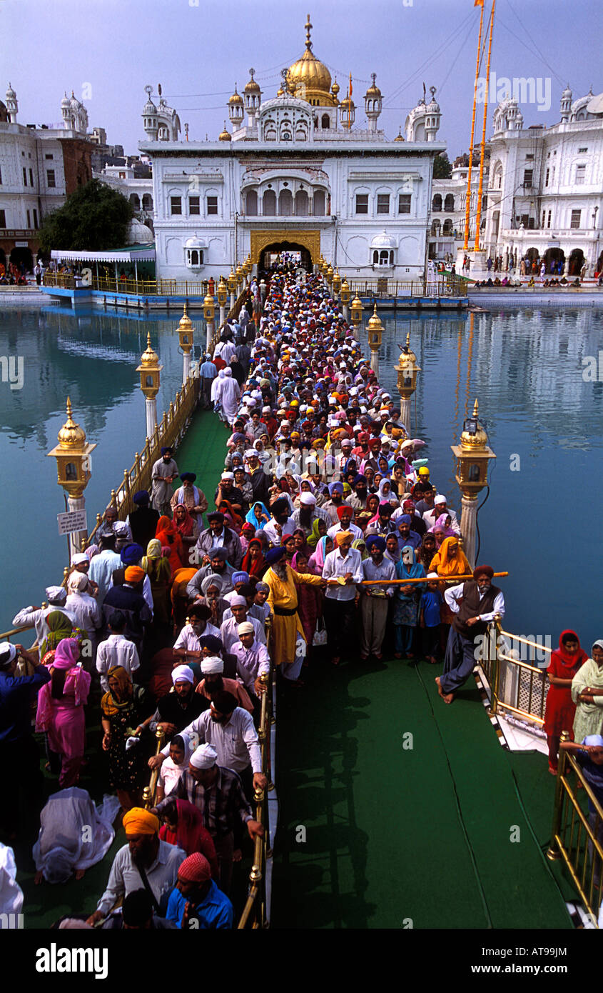 Sikhs, die Schlange, um den goldenen Tempel, Amritsar, Indien Stockfoto