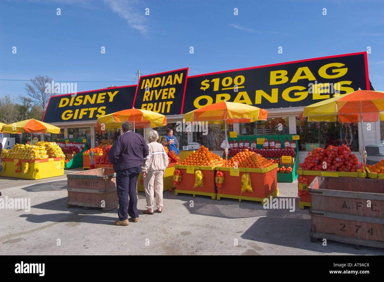 Florida-Orangen auf dem Display an Straßenrand Obstmarkt Stockfoto