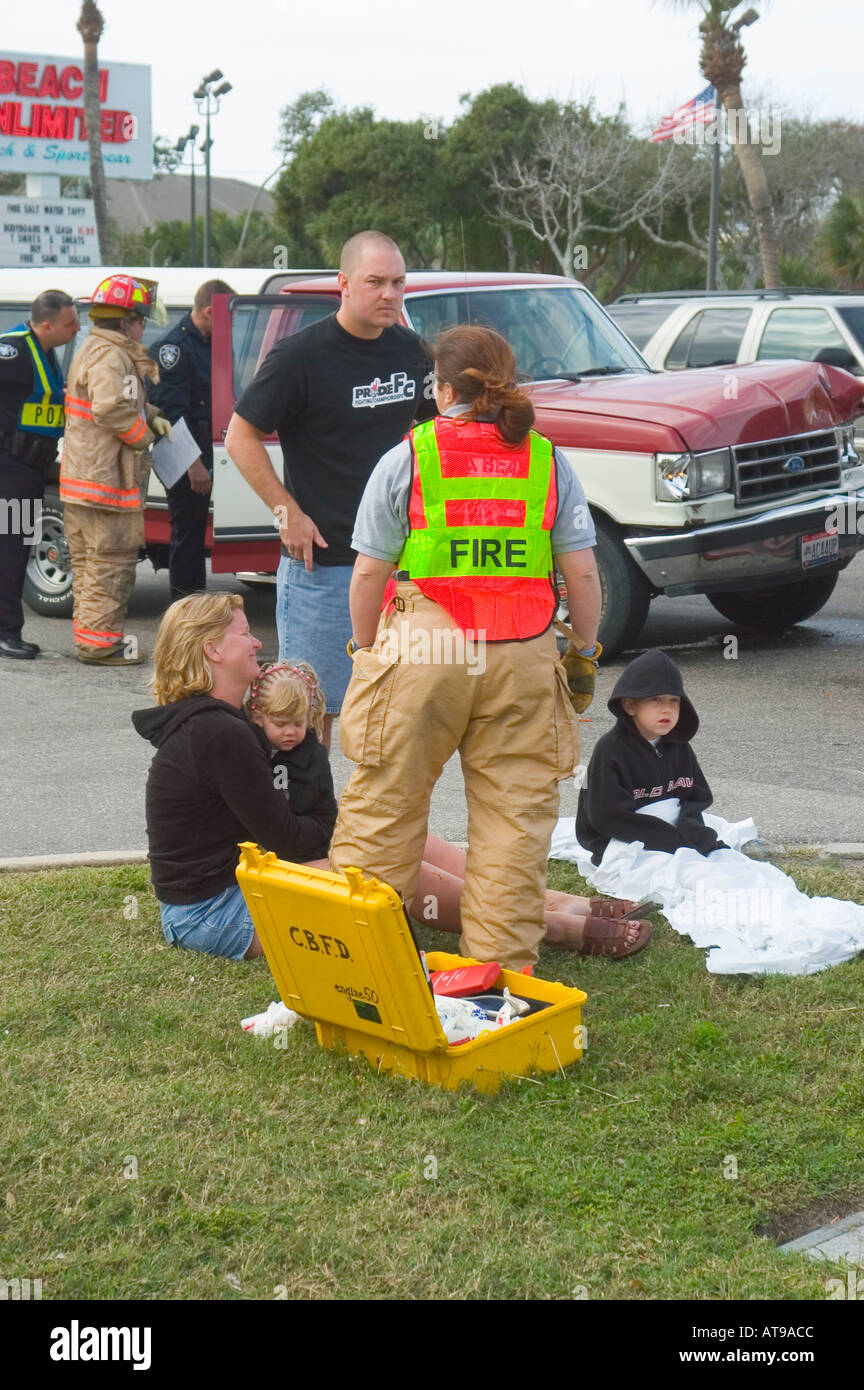 Feuerwehr Polizei und medizinisches Personal unterstützen Verletzte bei Autounfall Stockfoto