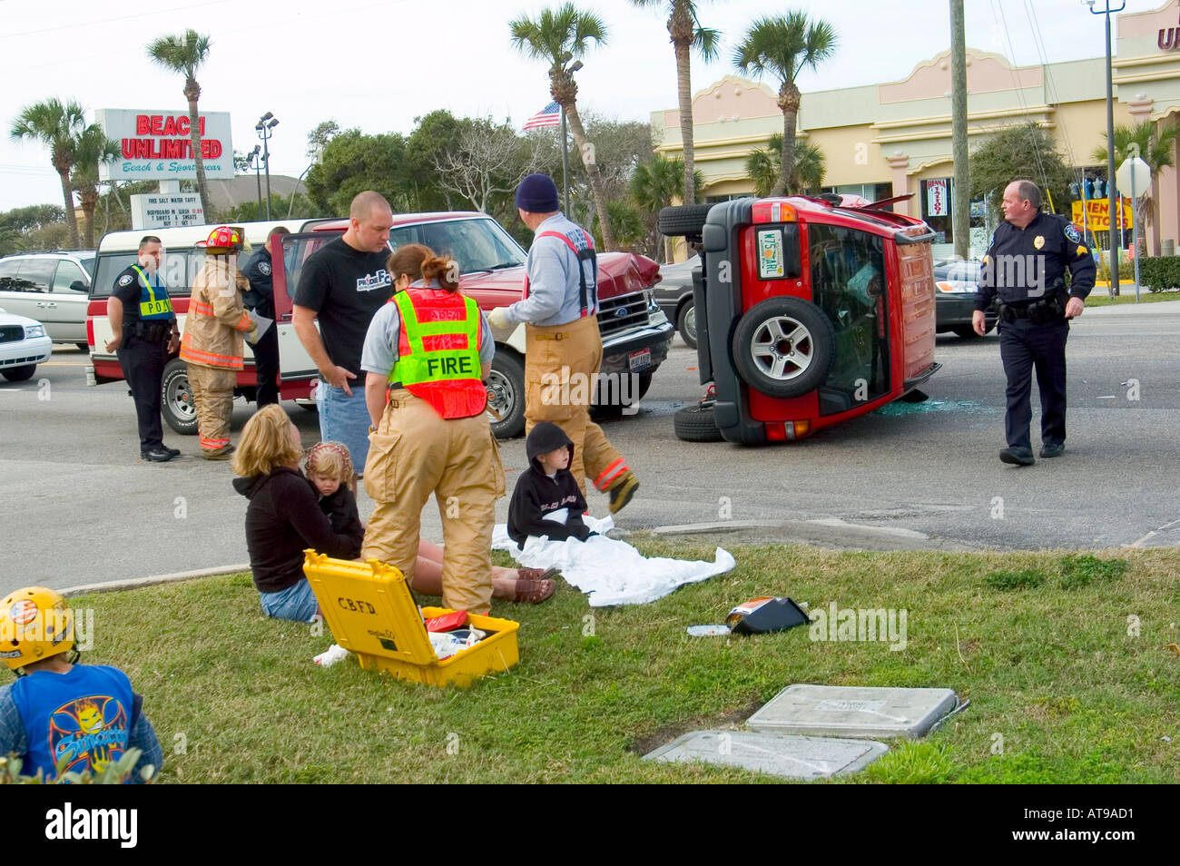 Feuerwehr Polizei und medizinisches Personal unterstützen Verletzte bei Autounfall Stockfoto
