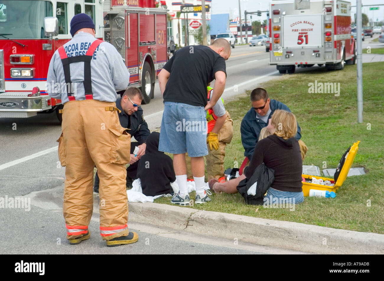 Feuerwehr Polizei und medizinisches Personal unterstützen Verletzte bei Autounfall Stockfoto