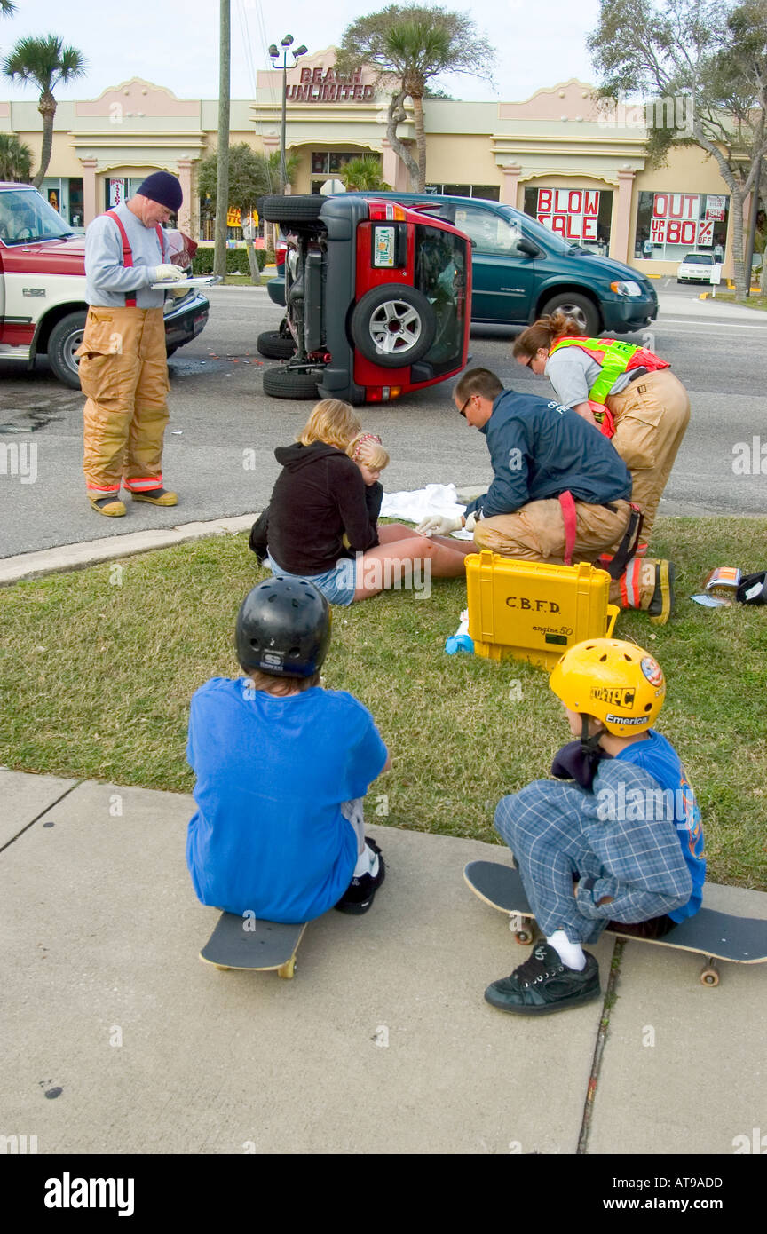 Feuerwehr Polizei und medizinische Personal unterstützen verletzt Menschen bei Autounfall Auto Unfall auto Stockfoto