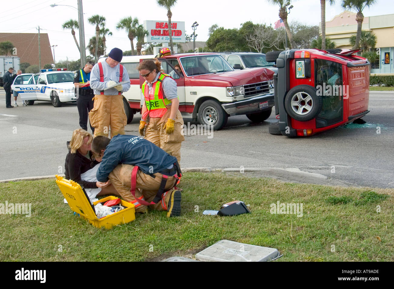 Feuerwehr Polizei und medizinisches Personal unterstützen Verletzte bei Autounfall Stockfoto