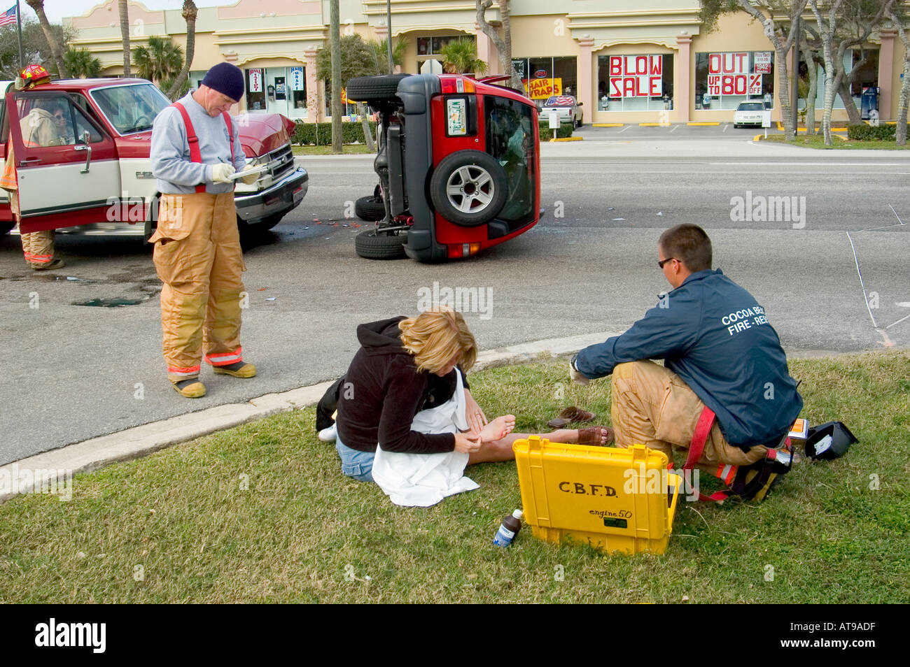 Feuerwehr Polizei und medizinische Personal unterstützen verletzt Menschen bei Autounfall Auto Unfall auto Stockfoto