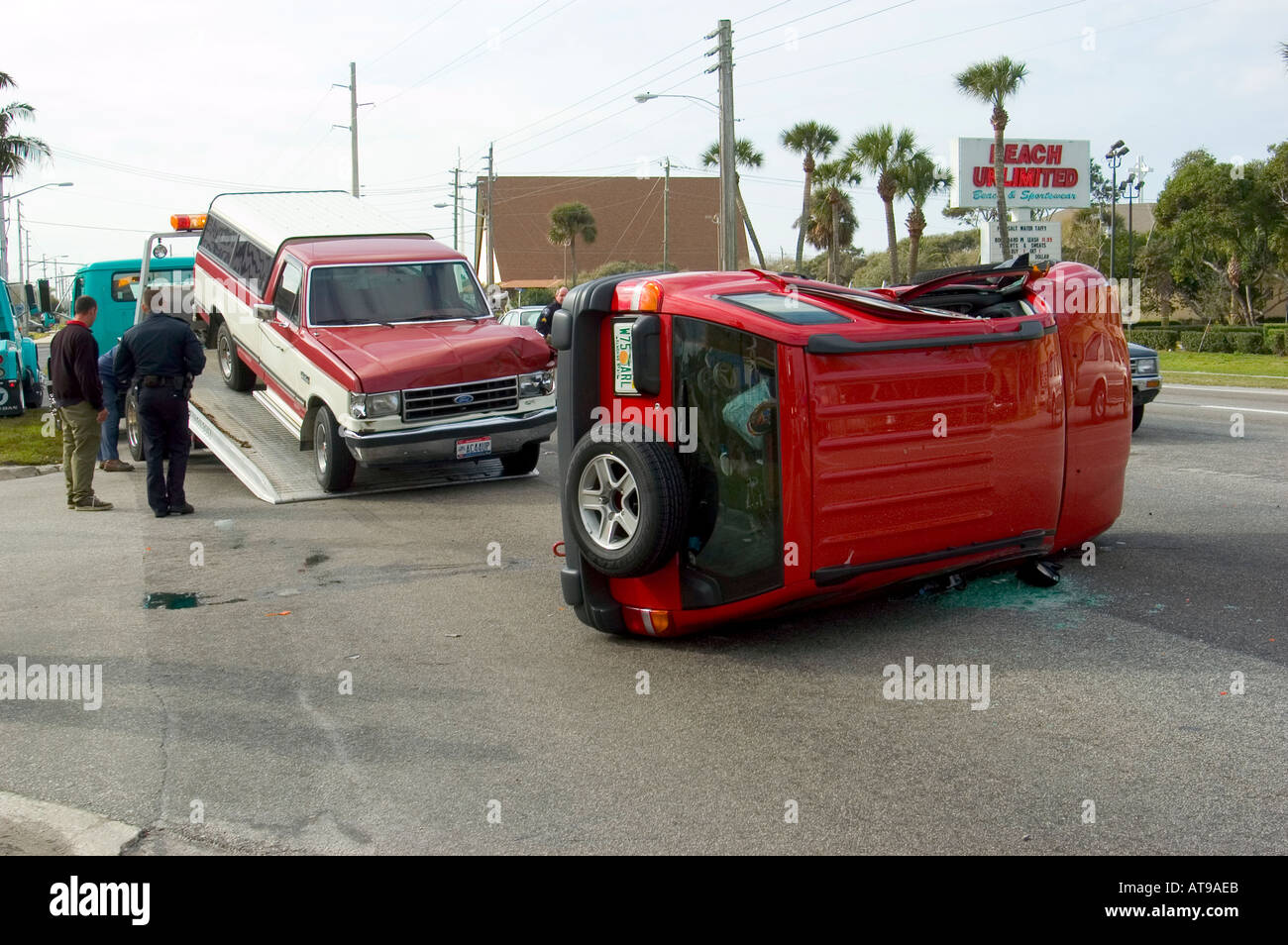 Feuerwehr Polizei und medizinisches Personal unterstützen Verletzte bei Autounfall Stockfoto