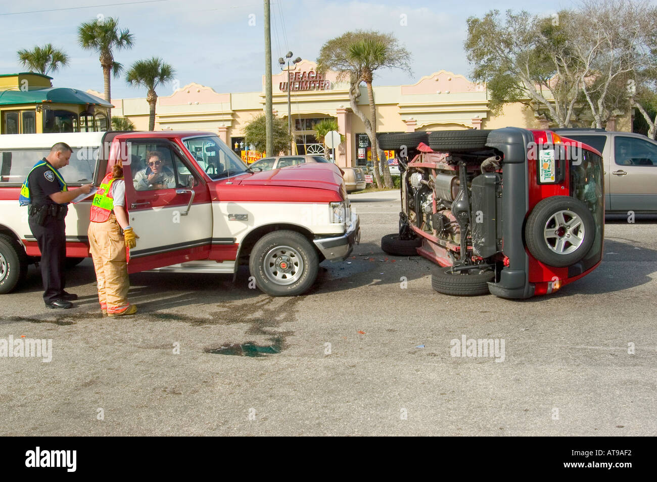 Feuerwehr Polizei und medizinische Personal unterstützen verletzt Menschen bei Autounfall Auto Auto Unfall Stockfoto