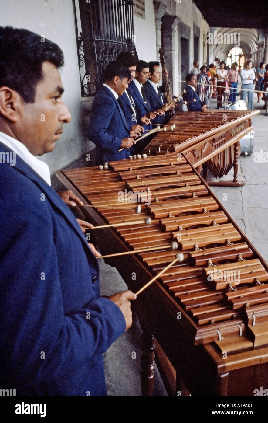 Marimba-Band Auftritt in Antigua Guatemala Stockfoto