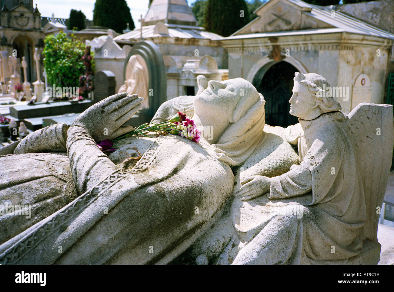 Jemand legt noch Blumen auf das Grab von einer Englisch-Dame, die in Nizza vor hundert Jahren starb Stockfoto