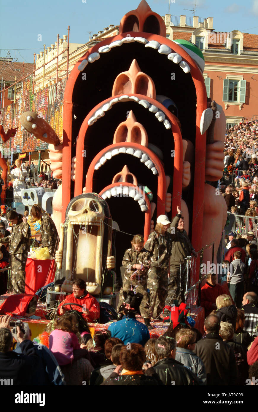 niceMBF1295 Nizza Alpes Maritimes Cote d Azur Frankreich Nizza Karneval vier riesigen klaffenden Mund mit Zähnen auf einen Schwimmer Stockfoto