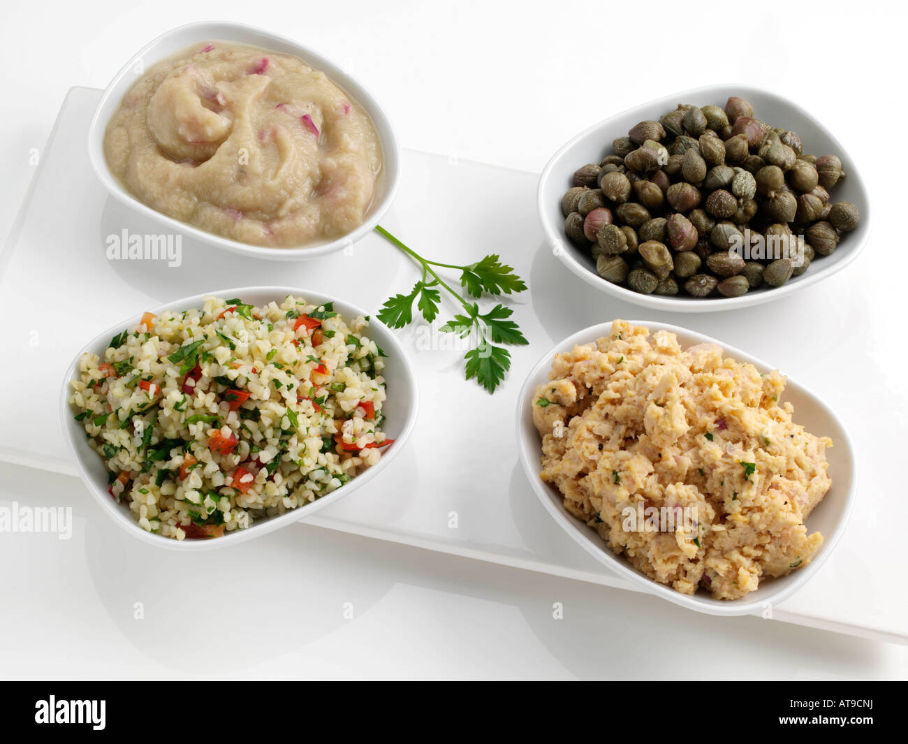 Veganes Meze Hummus Kapern Baba Ganoush Auberginen Dip Taboulé redaktionelle Essen Stockfoto