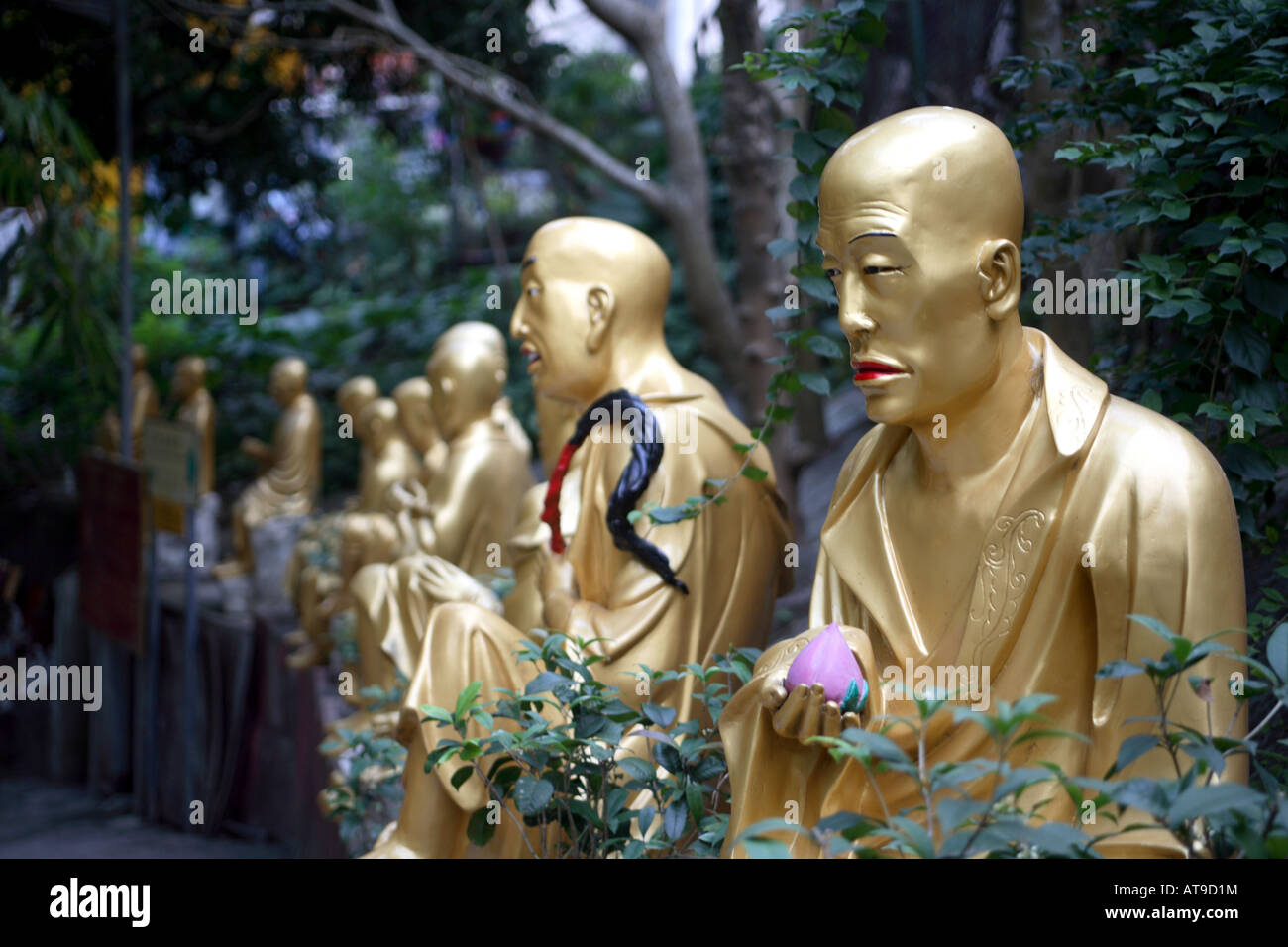 Statuen auf dem Weg zum 10 000 Buddhas Kloster Sha Tin Hong Kong China Stockfoto