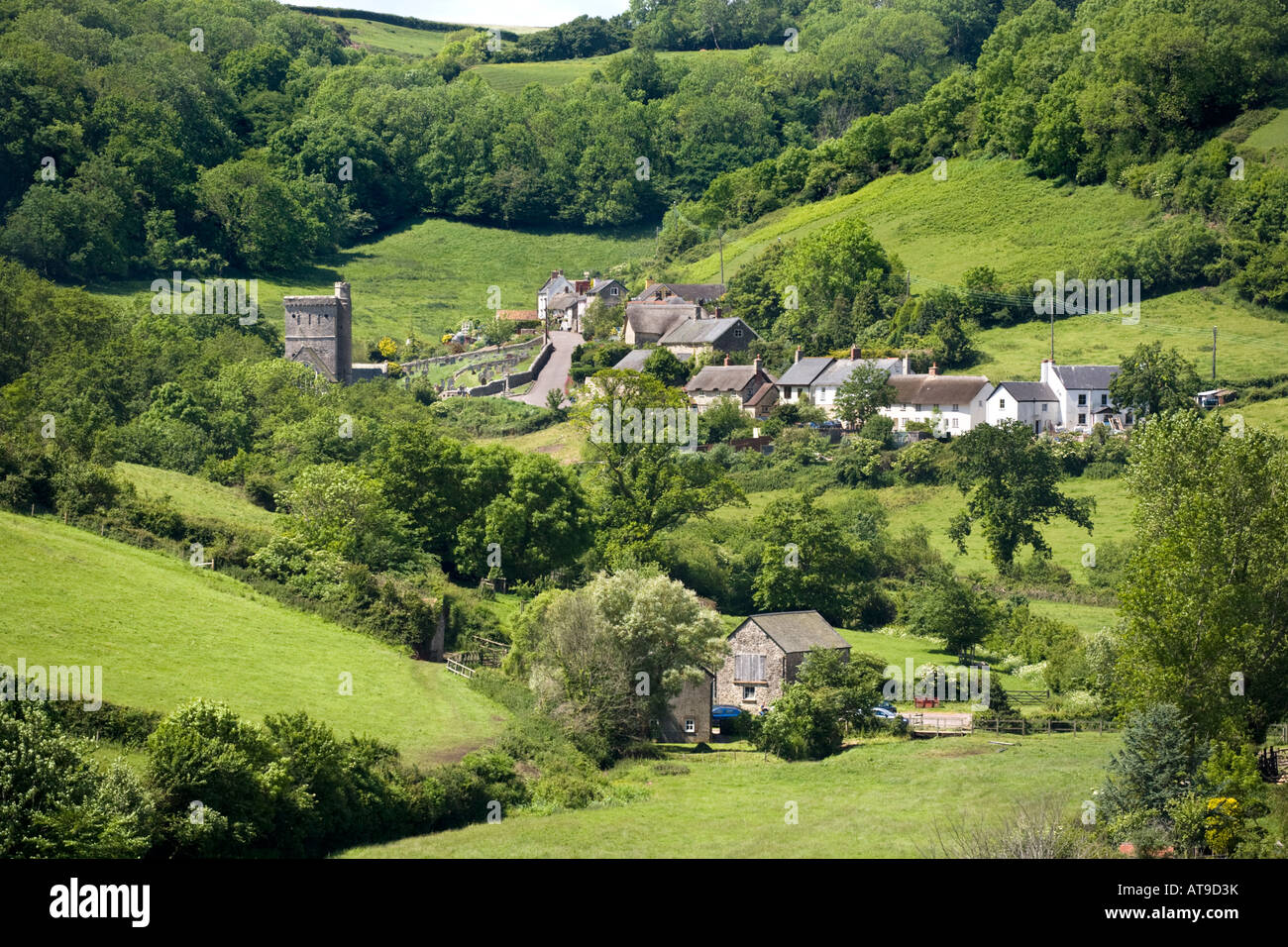 Das Dorf Branscombe, Devon UK - an der Spitze seines Tales, das zum Meer hinunter führt Stockfoto