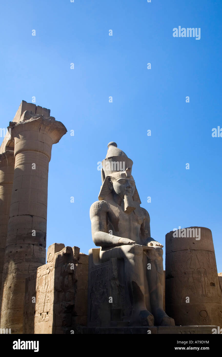 Statue von Ramses II. im Sommer Sonne Sonnenschein Karnak Tempel UNESCO World Heritage Site Luxor Ägypten Afrika Stockfoto