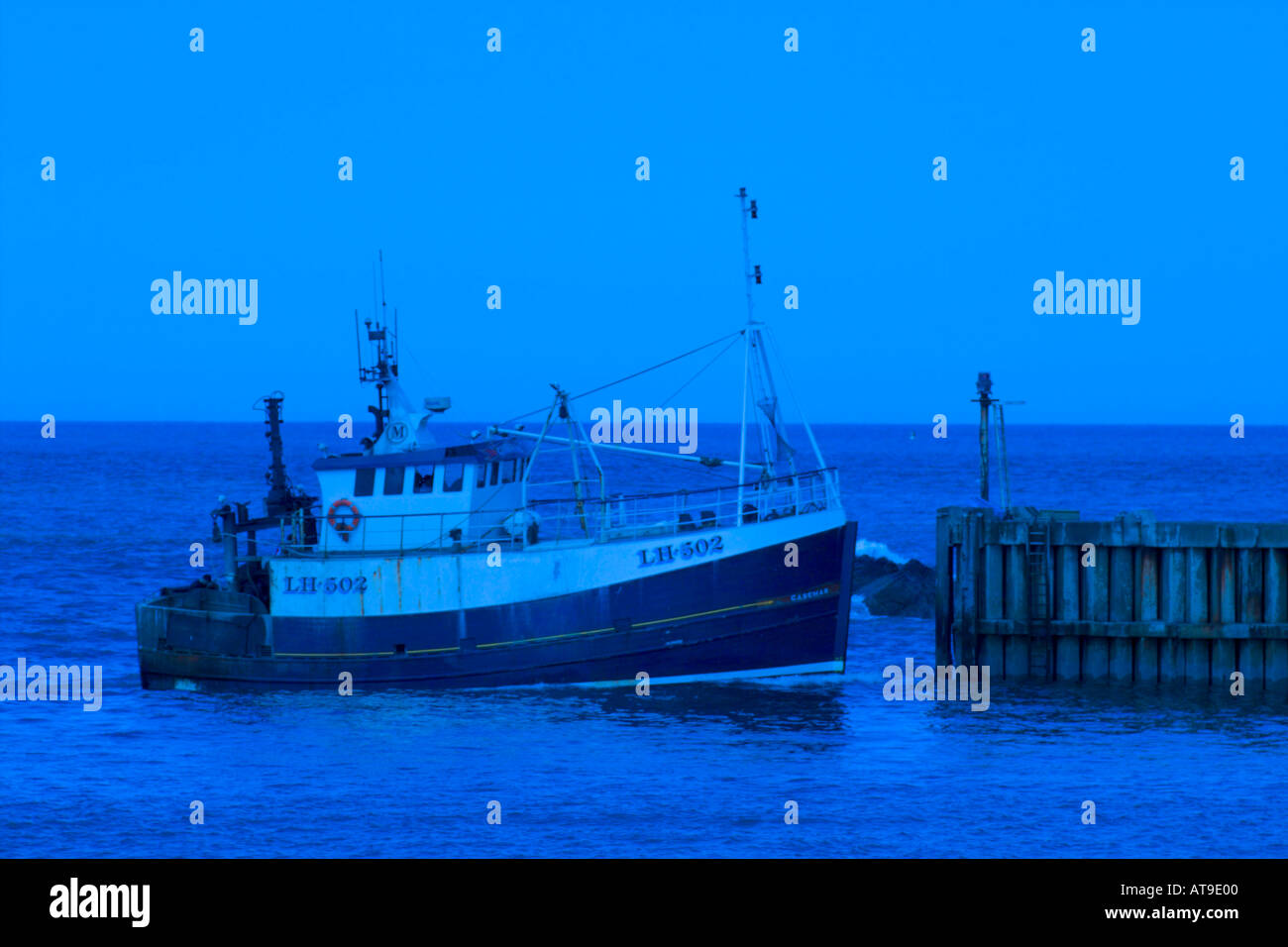 Rückkehr in die Heimat eines Trawlers hereinkommt, die Fischerei Hafen von Eyemouth Berwickshire Scotland UK Stockfoto