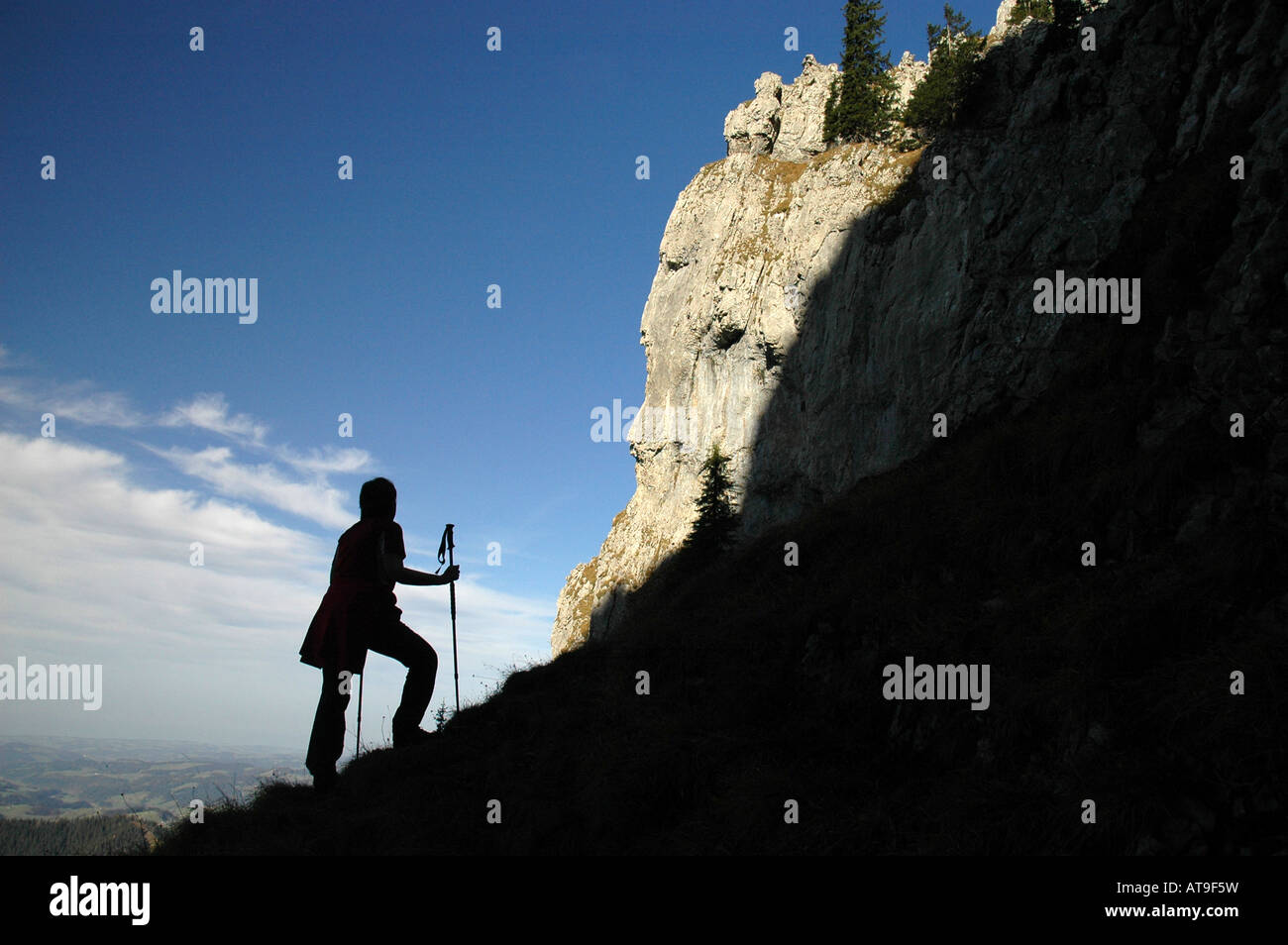Weibliche Wanderer Silhouette auf Grat unterhalb der Felsen Wand, Trogenhorn, Berner Alpen, Schweiz Stockfoto