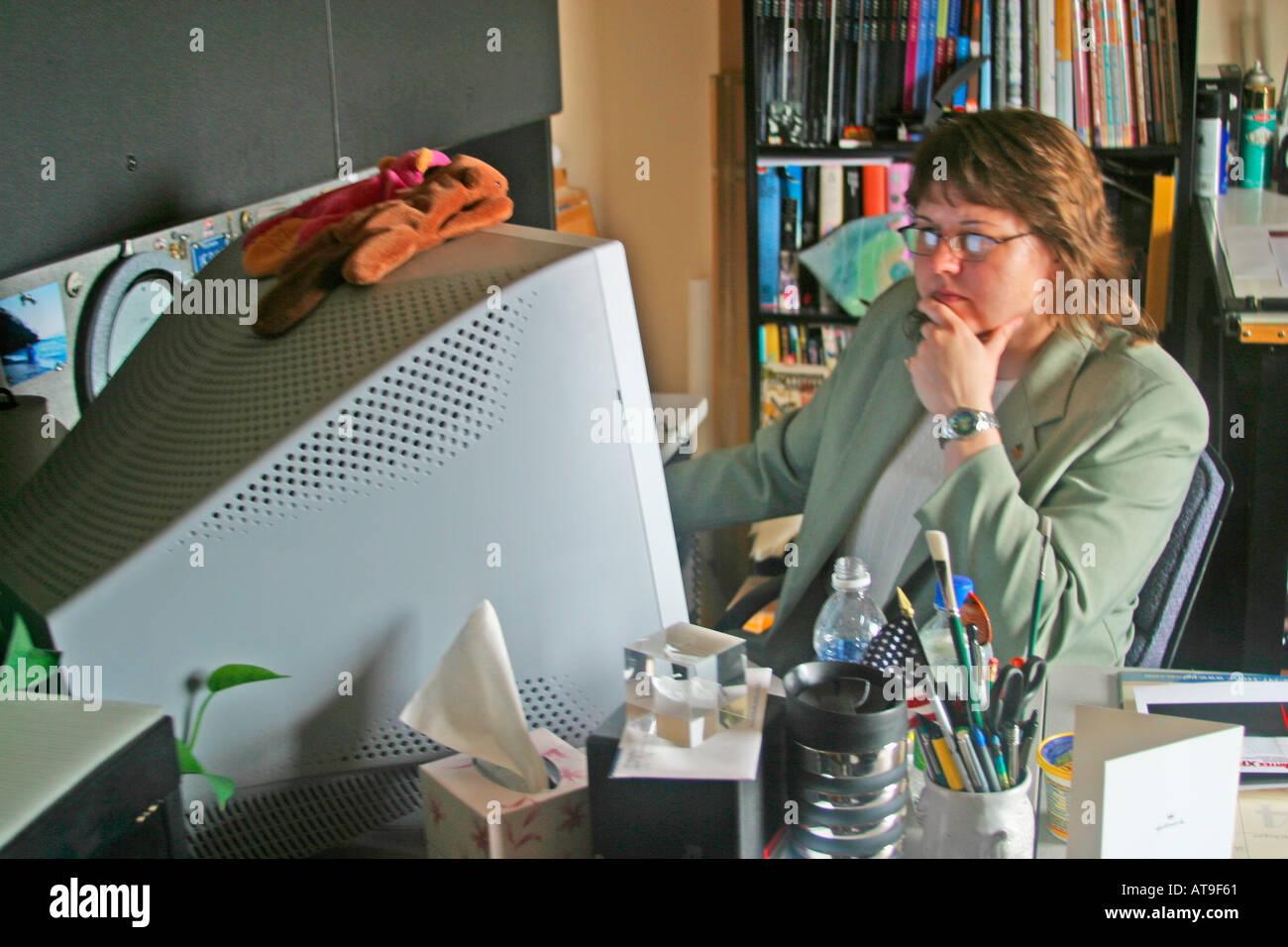 Ihre nächsten entscheidende Schritt überlegt anhalten, um einen möglichen Fehler prüfen, Art Director Stockfoto