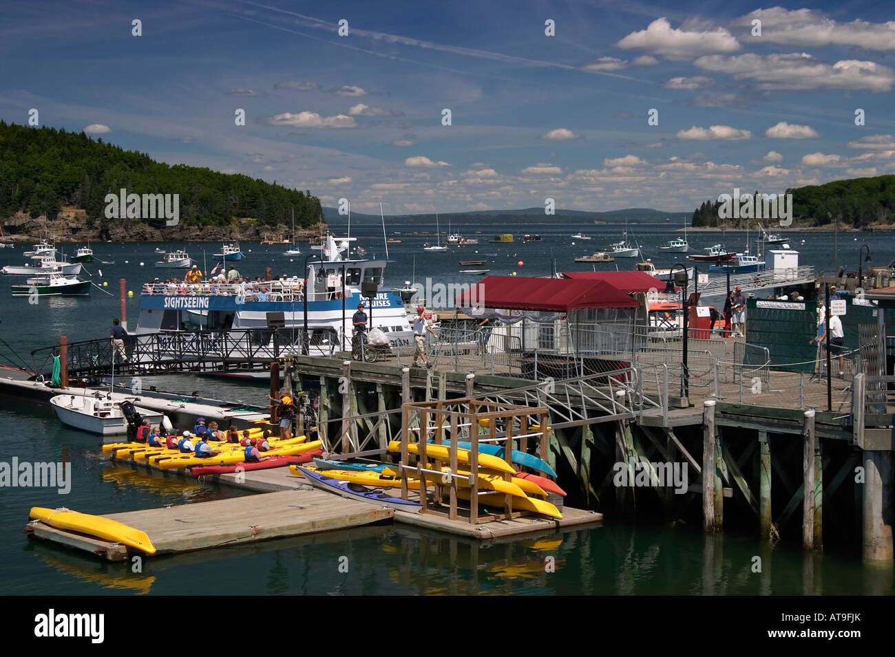Piers Boote Kajaks und Hummer fangen Bojen in Bar Harbor, Maine Stockfoto