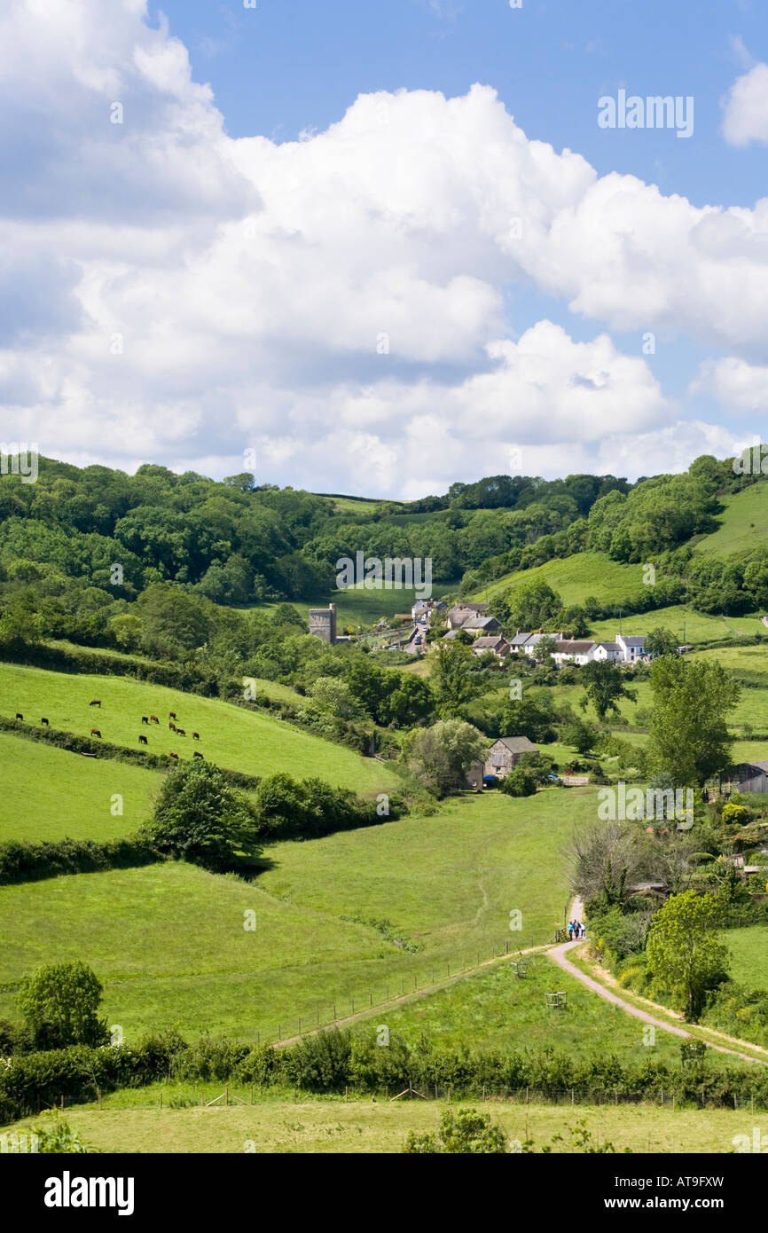 Das Dorf Branscombe, Devon an der Spitze seiner Tal hinunter zum Meer Stockfoto