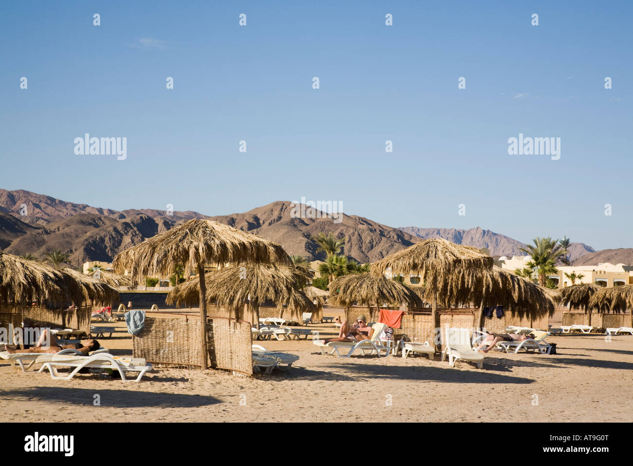 Ruhigen Sandstrand mit Bergkulisse in Taba Heights Resort am Roten Meer Ostküste Sinai Ägypten Stockfoto