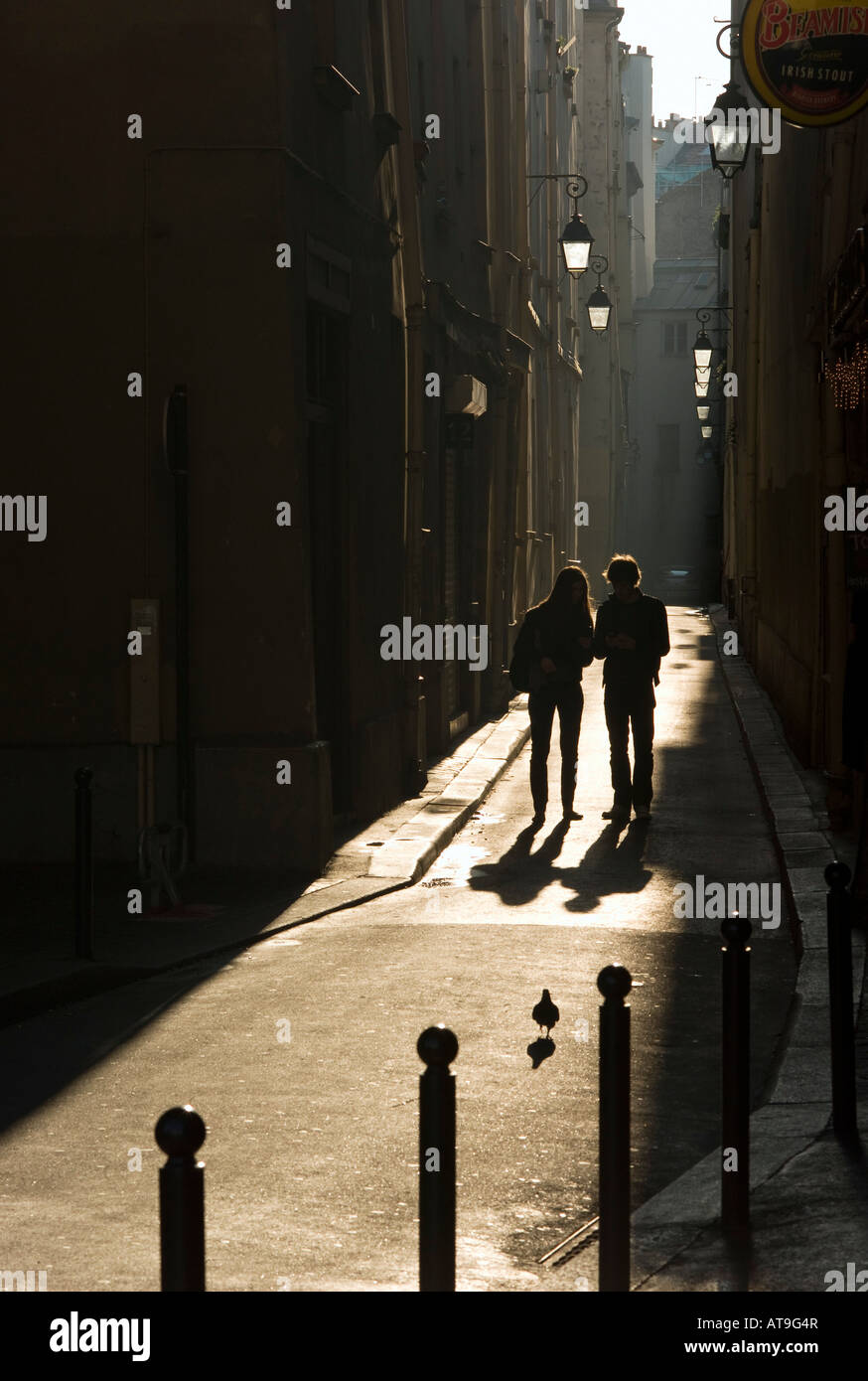 Paare, die mittelalterliche Gasse auf der linken bank Paris Frankreich Stockfoto