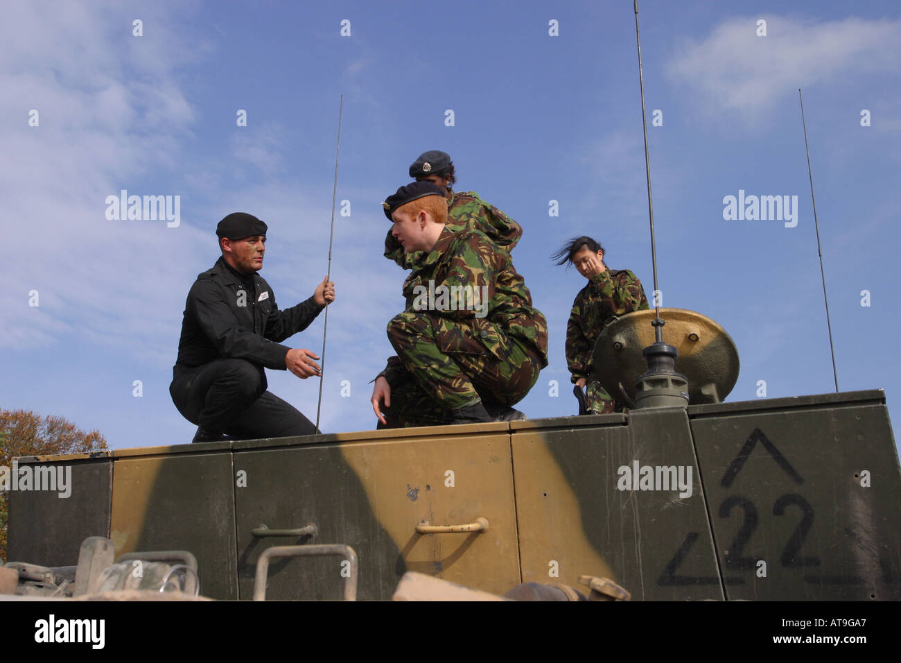 Britische Armee Tank corp Fahrer Soldat im Gespräch mit Armee-jüngstere Söhne über die Kampfpanzer Challenger 2 Stockfoto