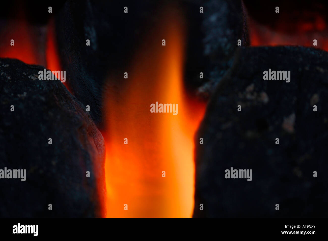 Nahaufnahme von Gasflammen Feuer & knstliche Kohle Stockfotografie - Alamy