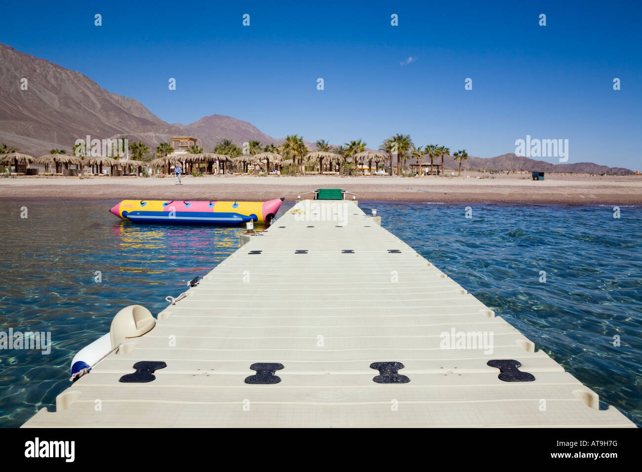 Taba Heights Halbinsel Sinai Ägypten Blick entlang Steg ins Rote Meer Waterworld am ruhigen Sandstrand Stockfoto