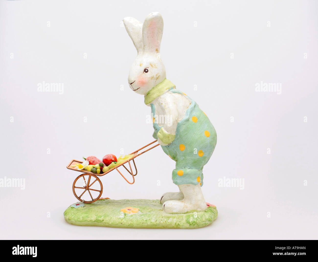 Ein Keramikmodell eines niedlichen Hasen, das einen Schubkarren drückt Stockfoto